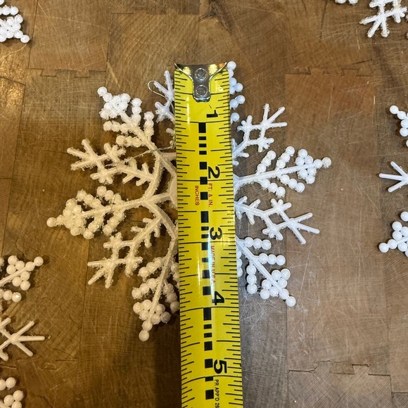Vintage 1970’s White Plastic Snowflake Gliter Ornaments Set of 12 - Picture 8 of 12